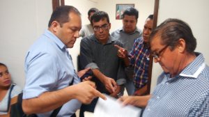 Los funcionarios municipales establecieron un 'cerco' para impedir que los ciudadanos entraran a la reunión de seguridad, que fue a puerta cerrada.