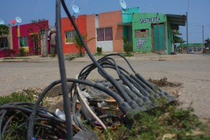 Se han colgado de las líneas de luz, provocando desajustes en la red de suministro eléctrico.