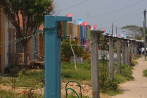 Los vecinos que han bloqueado la carretera en demanda de luz, no cumplen con el pago de sus recibos. Viven robando la electricidad... están puenteados.