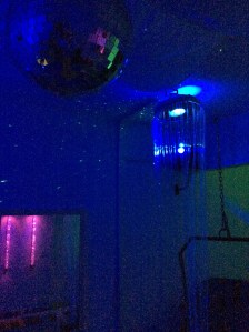 La estimulación sensorial es una herramienta muy práctica y eficaz en terapia ocupacional y, especialmente, en el cuidado de personas con discapacidad y mayores con deterioro cognitivo, porque les ayuda a entrenar la mente y también la psicomotricidad, a través de elementos visuales, auditivos, táctiles, olfativos y gustativos.