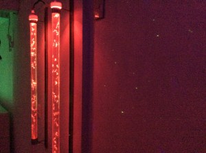 El concepto de estimulación sensorial proviene de la palabra "snoezelen" que es la unión de dos términos holandeses que significan "impregnarse" y "soñar". Desde su origen, la estimulación sensorial se ha convertido en un instrumento ejemplar para tratar a la persona con discapacidad, ya que a través de su empleo se consigue una gran evolución del aprendizaje y una mejor relación con el mundo que le rodea. 