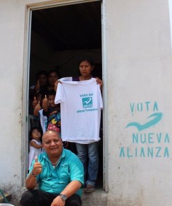 En su recorrido por zonas populares de Coatzacoalcos.