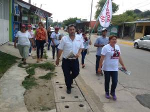 Amado Cruz Malpica recorre las colonias de Coatzacoalcos.