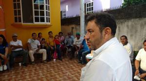 El candidato de Morena, Amado Cruz Malpica, deja un mensaje a vecinos de la colonia Francisco Villa, en el domicilio del ciudadano Francisco Gutiérrez.