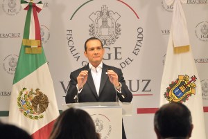 Luis Angel Bravo, en rueda de prensa, FGE -XALAPA.