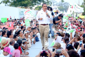 Víctor Rodríguez, en un espectacular cierre de campaña en Coatzacoalcos.