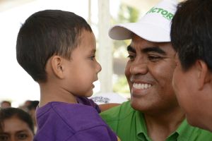 Víctor Rodríguez, candidato a diputado local, va por la niñez.