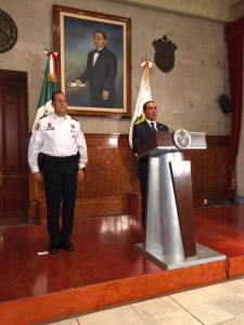 El fiscal, Luis Ángel Bravo Contreras, y el titular de la SSP, Arturo Bermúdez Zurita, en conferencia de prensa en Xalapa.