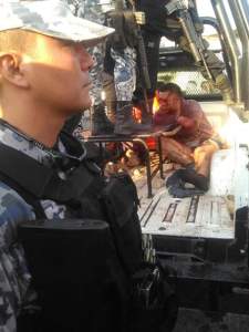 Los secuestradores fueron rescatados del linchamiento, gracias a la Policía Naval que puso orden.