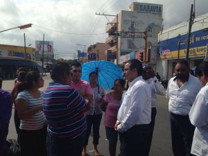 El presidente municipal tuvo que dialogar con los manifestantes.