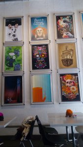 Carteles de arte en el zócalo de la ciudad de México.