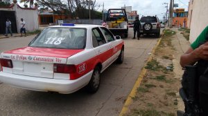 Detuvieron una unidad de taxi que no contaba con placas, la número 118.