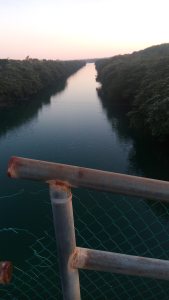 El Gobierno Federal construyó un canal de 2 kilómetros desde el ejido para poder explotar el agua del río Uxpanapa.