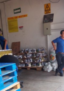 Encuentran despensas de la CTM, las están regalando en colonias para favorecer a Héctor Yunes.