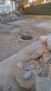 La calle está cerrada y con un registro de agua completamente abierto.