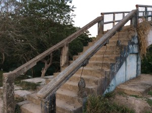 Pidieron un puente vehicular pero les dieron uno peatonal... que ya se está cayendo a pedazos.