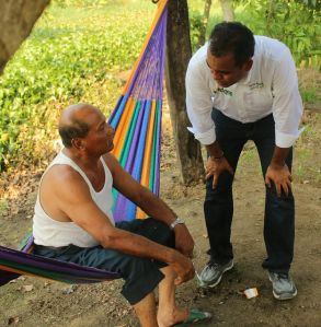 Realiza un intenso recorrido en colonias populares.