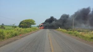 Incendio en la carretera.