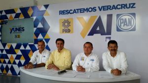 Los dirigentes estatales del PAN y PRD, José Mancha Alarcón y Rogelio Franco Castán,