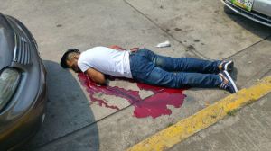 El cadáver del delincuente quedó tirado en el pavimento.