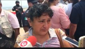 La señora Lorena llora por su hijo.