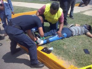 Quedó arrollado, sobre el pasto por avenida Universidad.