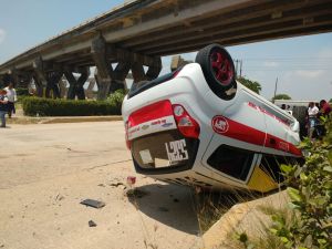 El taxi quedó llantas arriba.