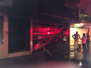 Al parecer, arrojaron una bomba molotov.