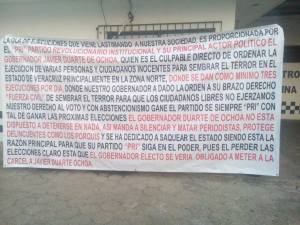 A sólo unos días de la celebración de los comicios, esta mañana apareció una narco- manta con propaganda política denostando al PRI.  Esta manta fue localizada durante la madrugada a la altura de la agencia Diez de Coatzacoalcos.
