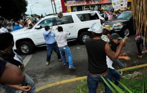 Les arrojaron piedras; dañaron una suburban de la comitiva del PAN.