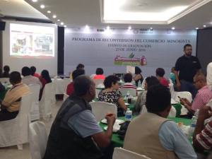 Esta mañana, el titular de la SEDECOP celebró la graduación de pequeños comerciantes minoristas en el programa La Jarocha Próspera.