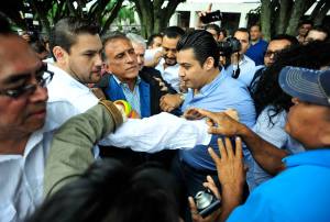 Los 400 pueblos cercaron al Gobernador electo.