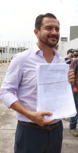 Hijo del Gobernador electo, que es alcalde de Boca del Río, interpone la denuncia.