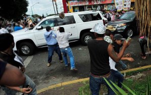 Les tiraron de pedradas.