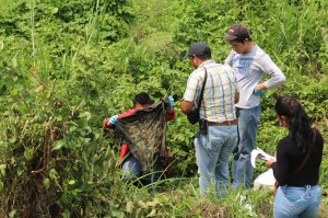 Peritos de la Fiscalía hacen el levantamiento del cuerpo.