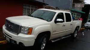 La camioneta fue baleada.