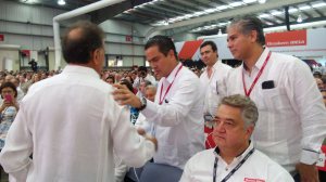 "Estoy a sus órdenes", dijo el alcalde Joaquín Caballero cuando se encontró con el Gobernador electo.