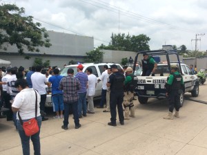 Yunes Márquez se niega a que revisen su carro.