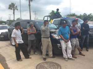 Acarreados del PRD cubren el vehículo del senador panista.