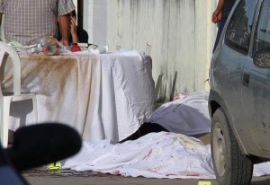 Los cadáveres quedaron tirados en el pavimento.