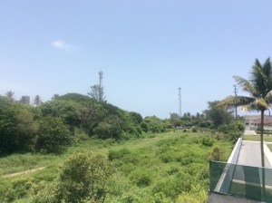 La fosa clandestina está atrás del antigüo lienzo charro.