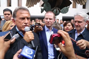 Miguel Angel Yunes Linares, en rueda de prensa afuera del Congreso.