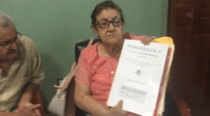 La familia Torea Fernández enseña los títulos de propiedad, catastro, predial, libertad de gravamen de las 55 hectáreas que les fueron invadidas.