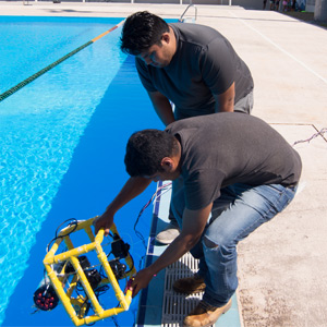 Esta es su creación, un robot submarino.