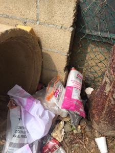 Estaban tiradas, entre la basura, escondidas en una bodega cerrada, material electoral supuestamente bajo custodia del Ejército.