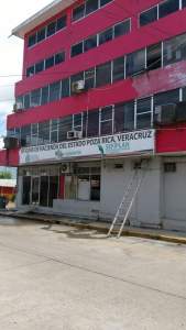 Cubierto por humaredas quedó las oficina de Hacienda.