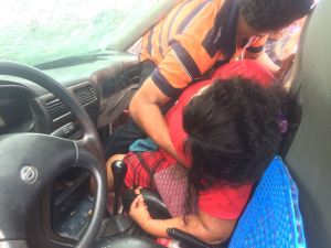 Uno de los tripulantes del taxi se lo llevaron en estado inconsciente.