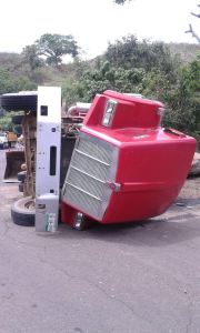 Volcadura de tráiler cargado con piedras volcánicas.