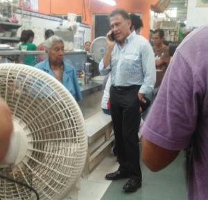 Durante la mañana, estuvo en Coatzacoalcos en un desayuno en el mercado.
