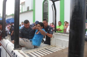 El joven delincuente fue llevado al Hospital Comunitario en calidad de detenido, pero saldrá libre bajo fianza, dicen los familiares del Policía.
